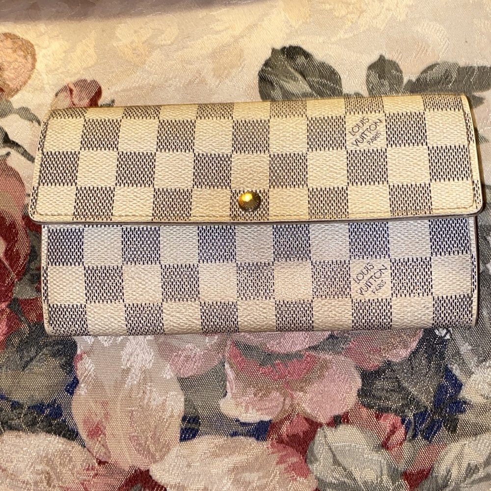 Authentic Louis Vuitton Damier Sarah Wallet 7.5 x 4.5” x 1.5” EUC